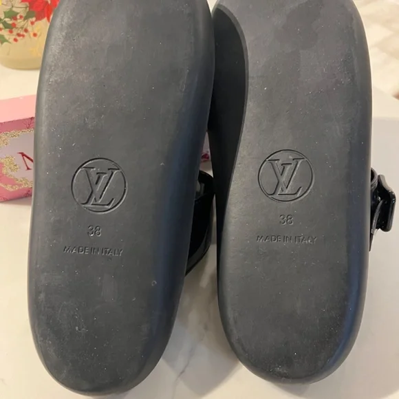 Authentic LV slides - Picture 5 of 6